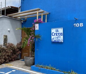 Vista frontal de la propiedad