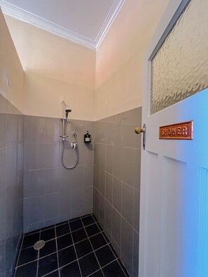 Shower, towels - Commercial Hotel Bega (Bega)