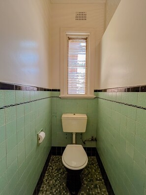 Shower, towels - Commercial Hotel Bega (Bega)