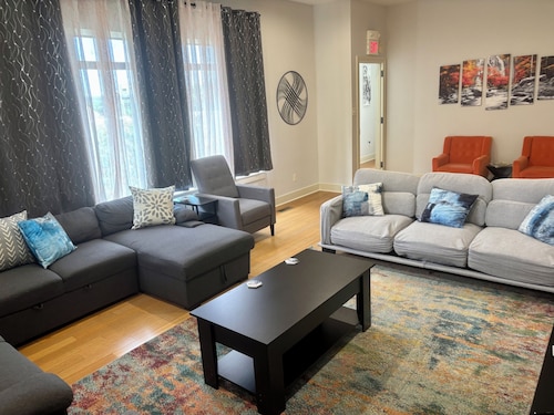 Spacious Downtown Retreat with Rooftop Terrace!