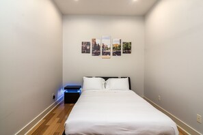 4 habitaciones, escritorio y tabla de planchar con plancha 