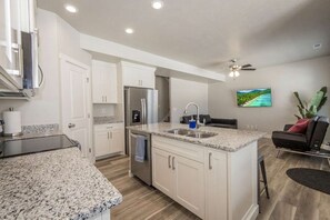 Een koelkast, een microgolfoven, een oven, een kookplaat