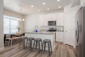 Kjøleskap, mikrobølgeovn, ovn og kokeplater