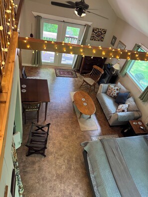 Televisión, reproductor de DVD y videoteca 