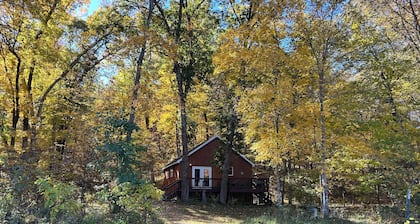 Cozy cabin getaway with hot-tub under stars!
