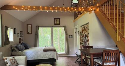 Cozy cabin getaway with hot-tub under stars!