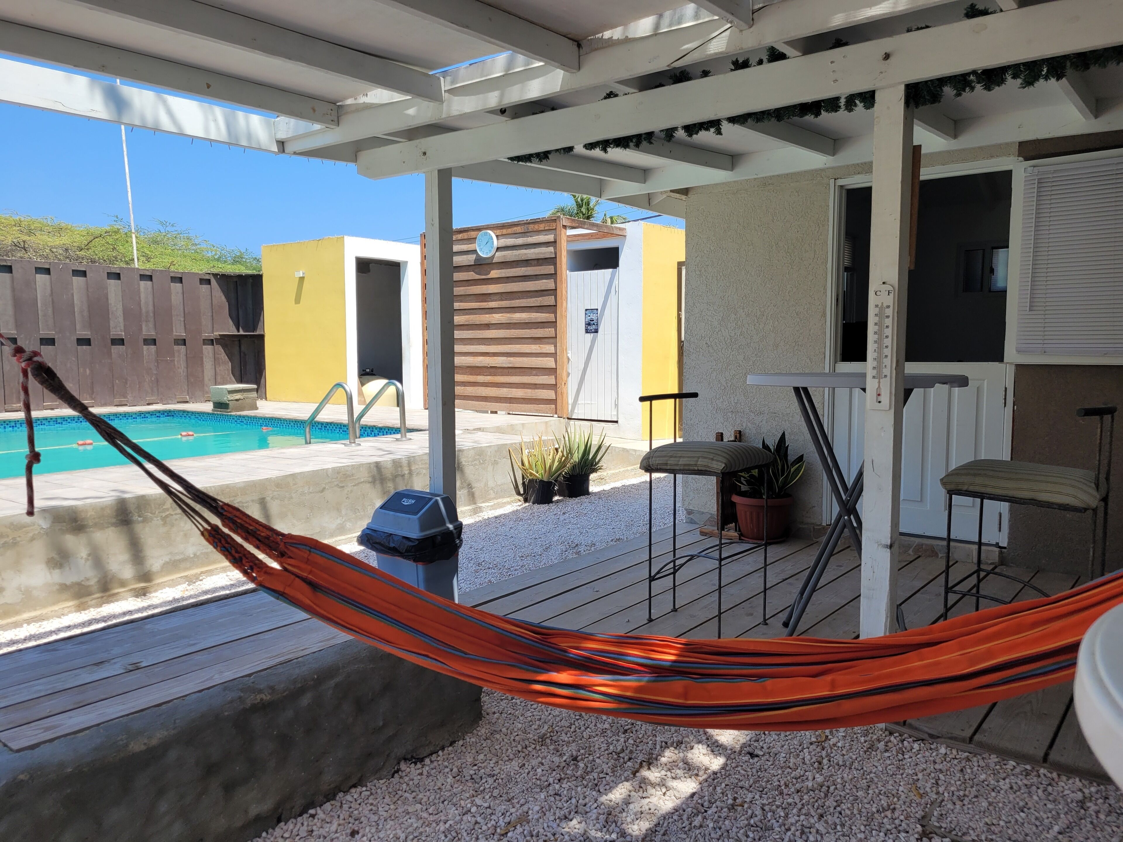 Una piscina al aire libre