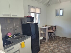 Réfrigérateur, micro-ondes, plaque de cuisson, cafetière/bouilloire