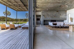 Luxury House | Living area | 50-inch flat-screen TV with satellite channels, TV, fireplace - La Picarona (José Ignacio)
