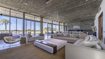 Casa de luxe | Sala d'estar | Televisor de pantalla plana, llar de foc, Netflix i terres tèrmics