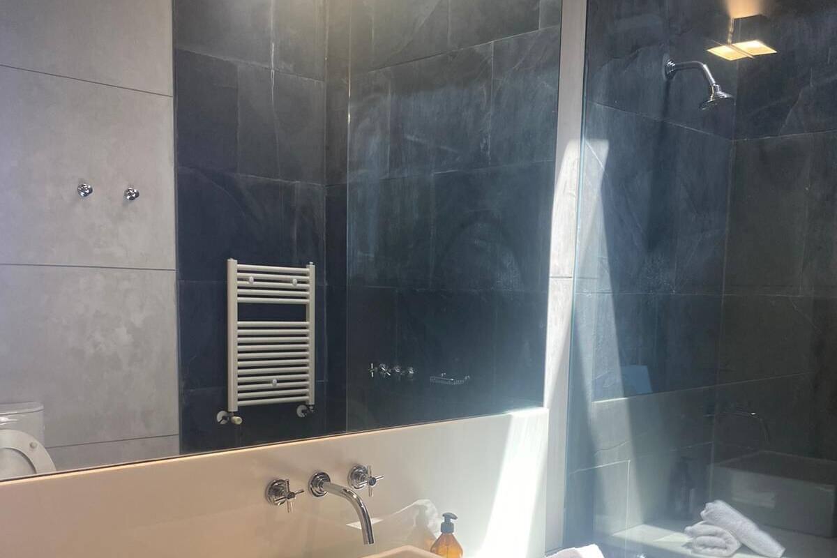 Deluxe-Haus | Badezimmer | Dusche, Bidet, Handtücher