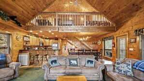 Una cabaña amplia con habitación tipo altiloja, comedor y cocina.