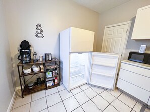 Interior - Great PITT Location - 2BR w/Fast Wifi + Free Parking!  (Pittsburgh)