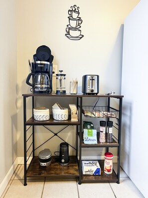 Interior - Great PITT Location - 2BR w/Fast Wifi + Free Parking!  (Pittsburgh)