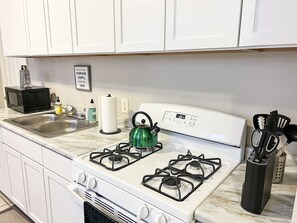 Private kitchen - Great PITT Location - 2BR w/Fast Wifi + Free Parking!  (Pittsburgh)