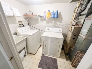 Interior - Great PITT Location - 2BR w/Fast Wifi + Free Parking!  (Pittsburgh)