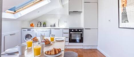 Fridge, oven, stovetop, dishwasher