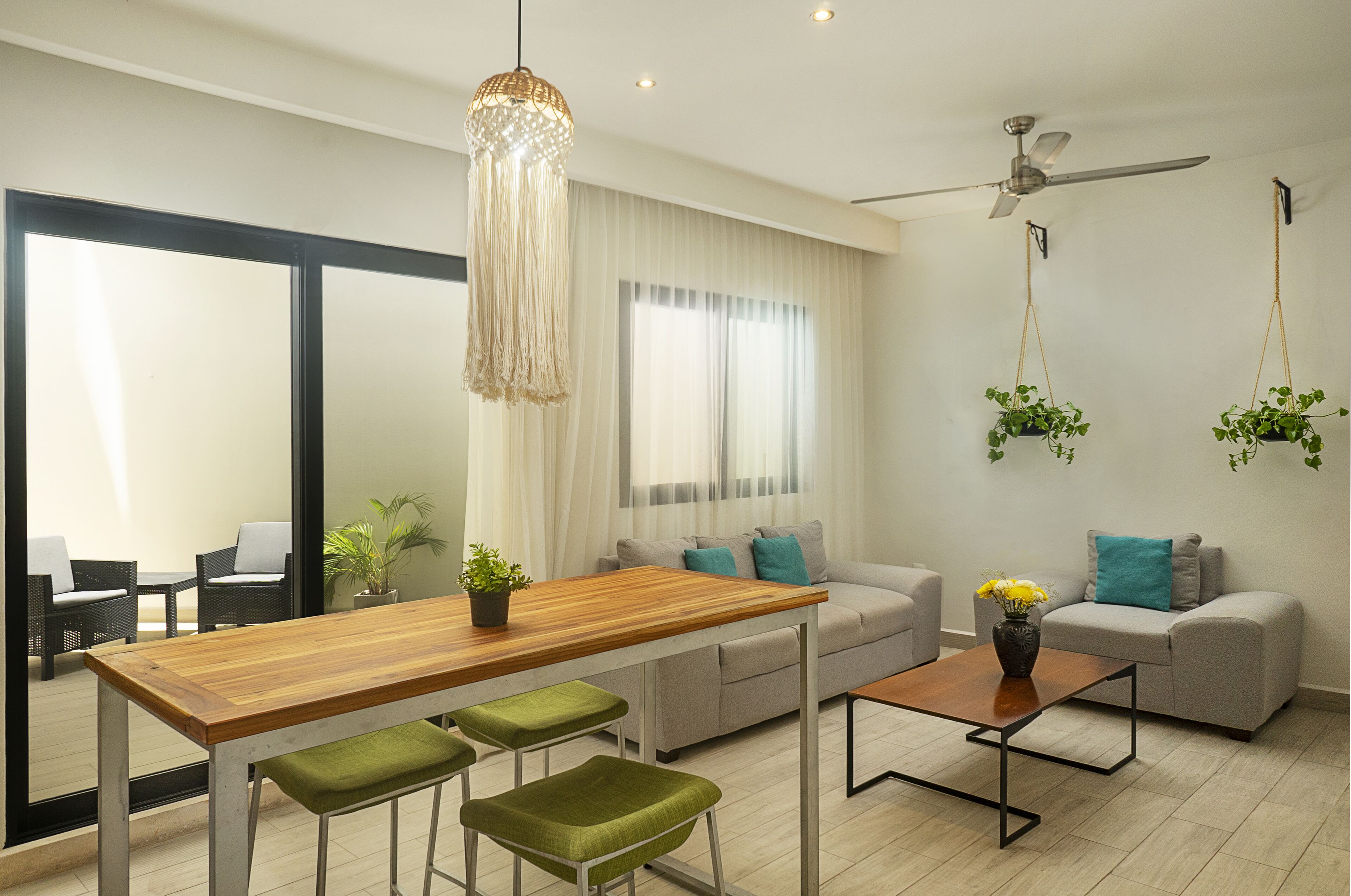 Departamento urbano | Área de sala de estar | Smart TV de 55 pulgadas con canales digitales, televisión y Netflix 