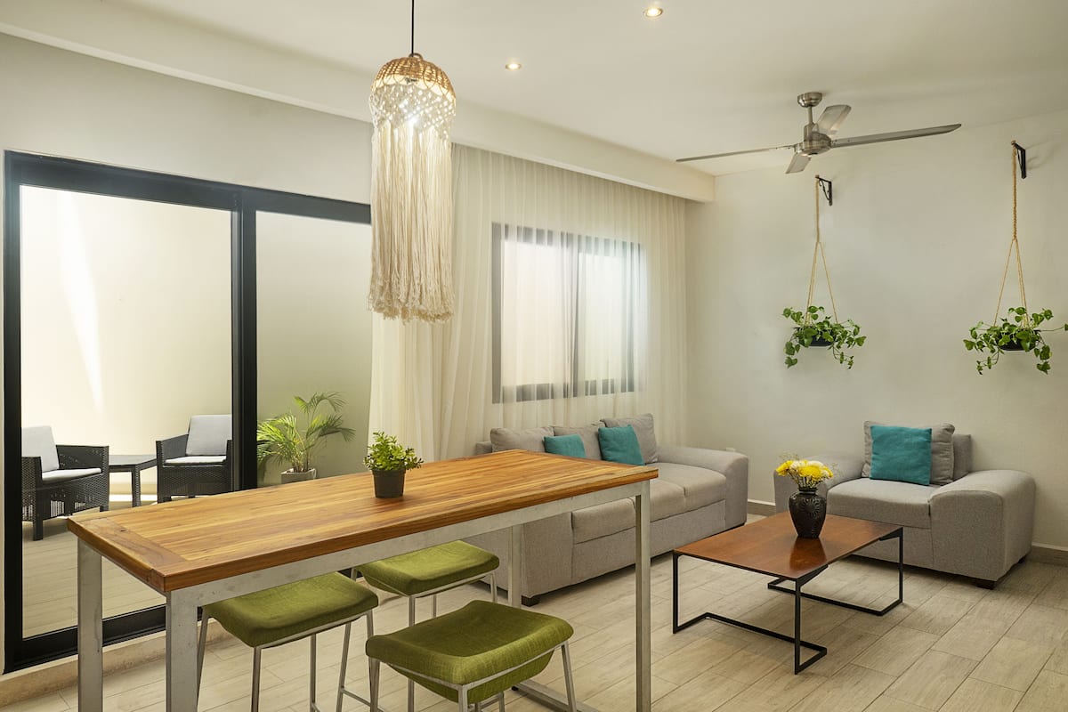 Departamento urbano | Área de sala de estar | Smart TV de 55 pulgadas con canales digitales, televisión y Netflix