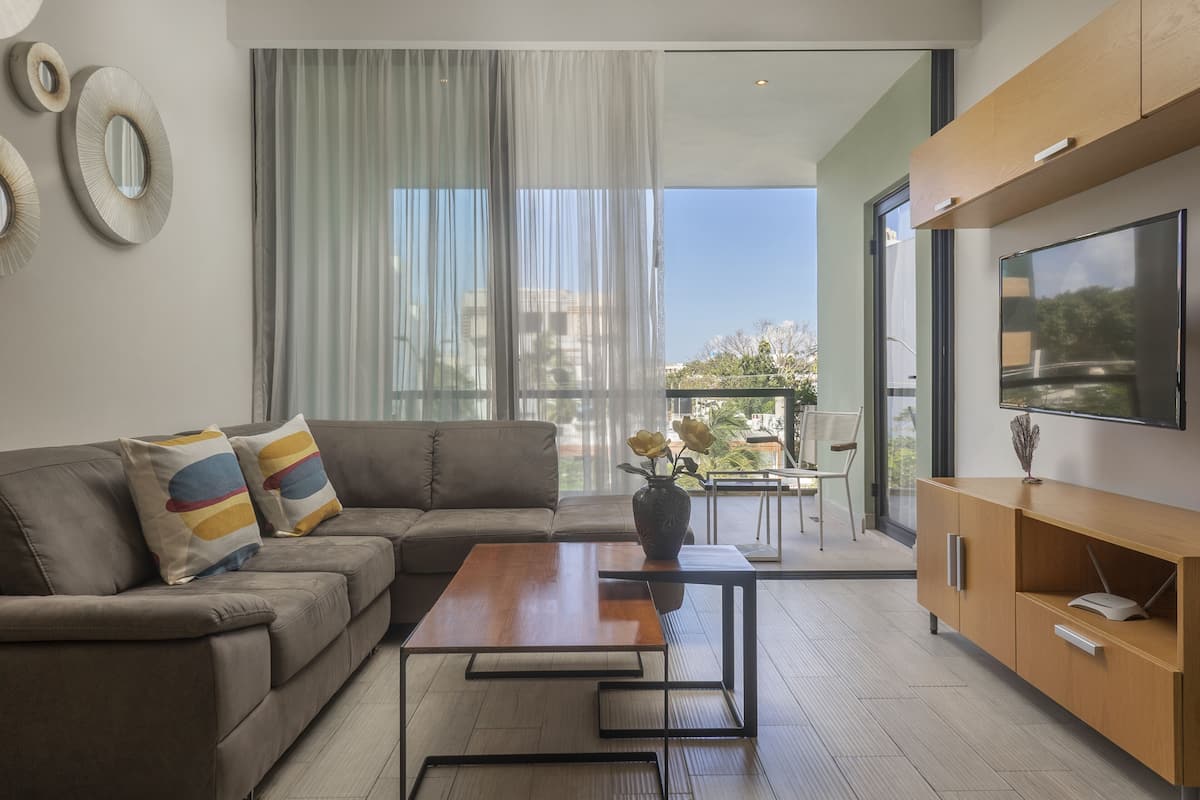 Departamento Prestigio | Área de sala de estar | Smart TV de 55 pulgadas con canales digitales, televisión y Netflix