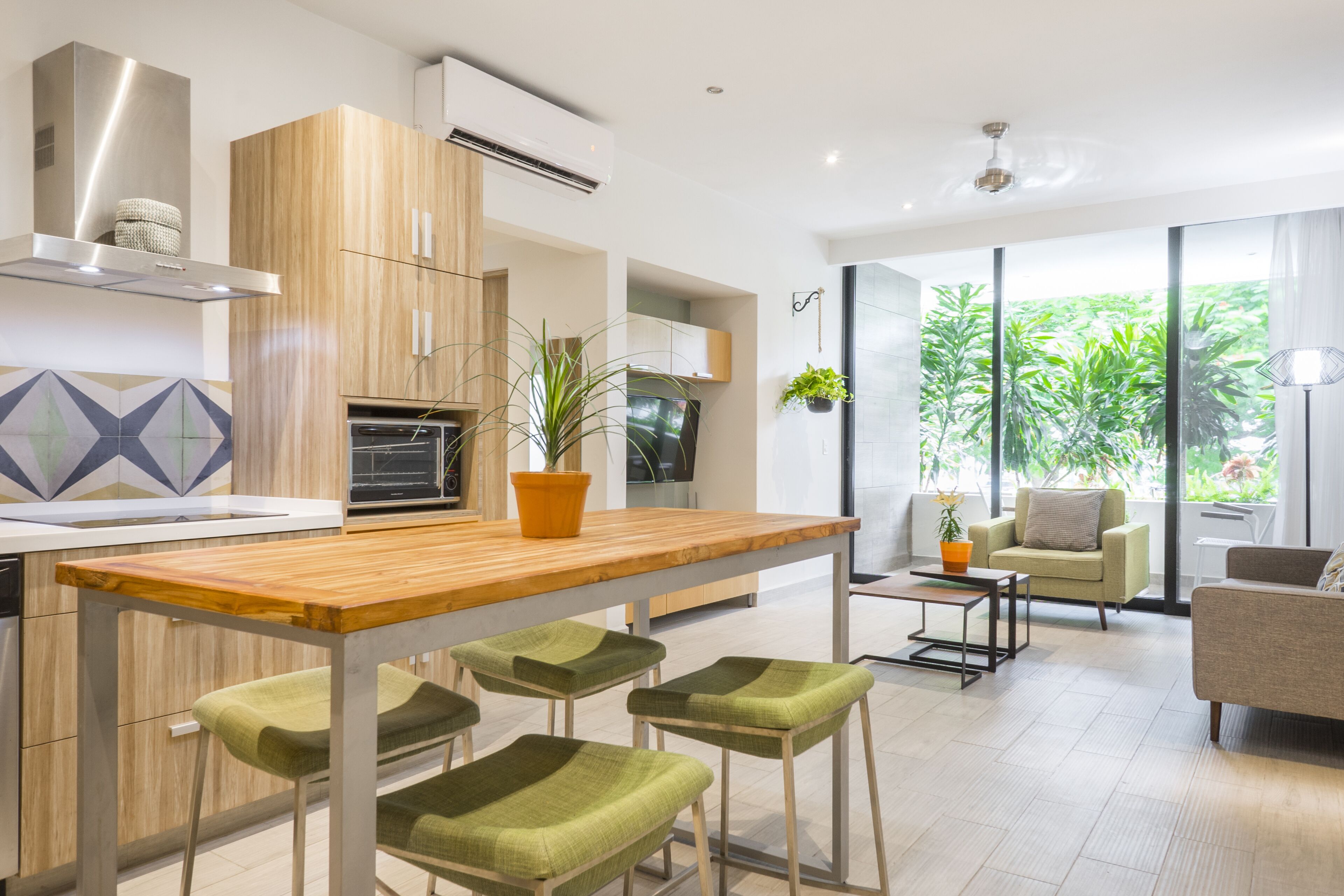 Departamento Deluxe | Área de sala de estar | Smart TV de 55 pulgadas con canales digitales, televisión y Netflix 