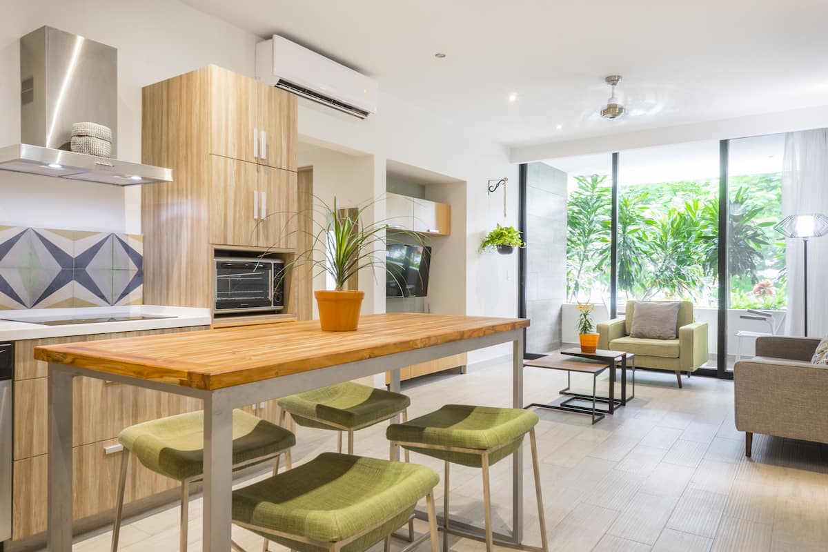 Departamento Deluxe | Área de sala de estar | Smart TV de 55 pulgadas con canales digitales, televisión y Netflix