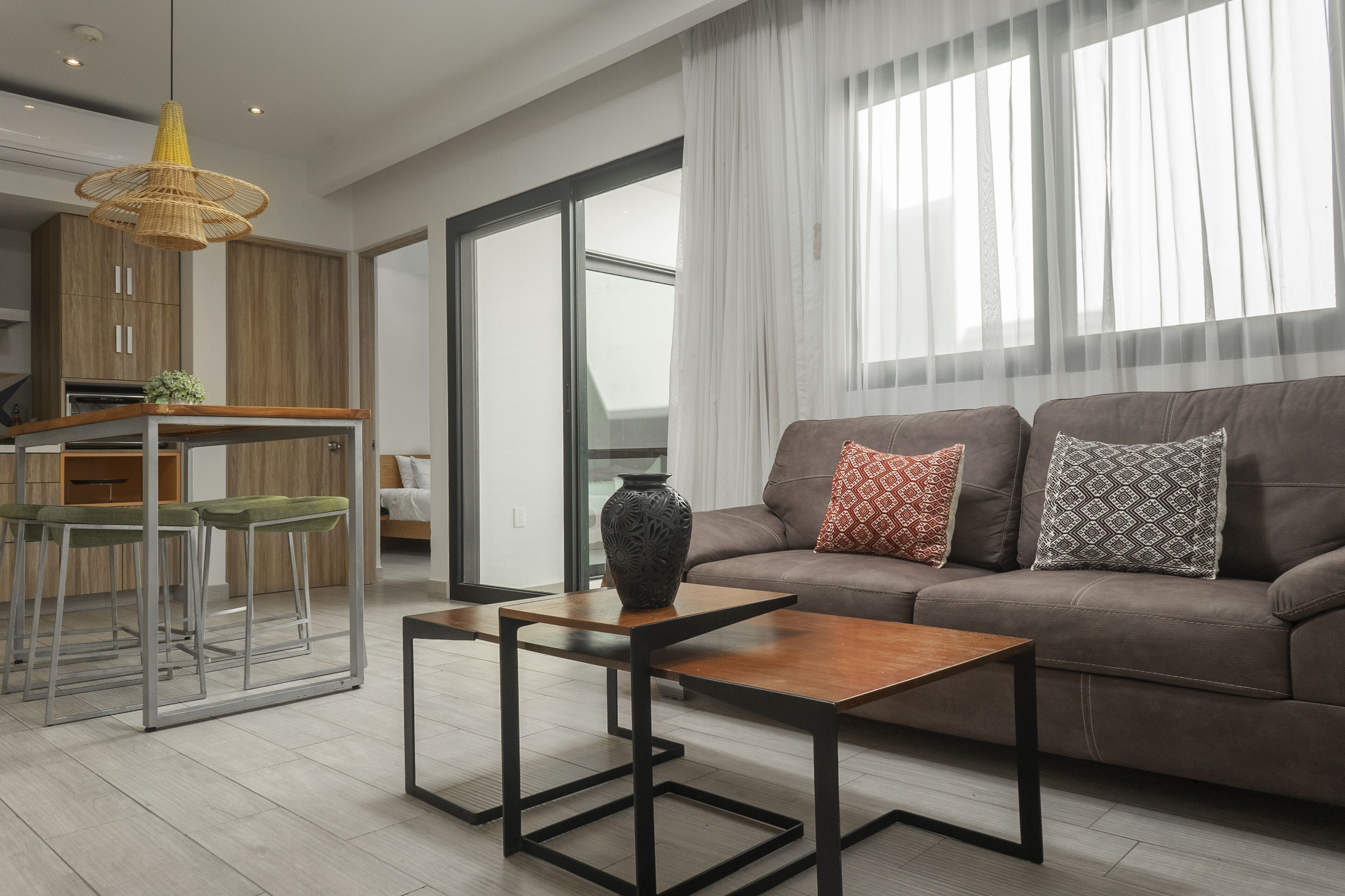 Departamento urbano | Área de sala de estar | Smart TV de 55 pulgadas con canales digitales, televisión y Netflix 