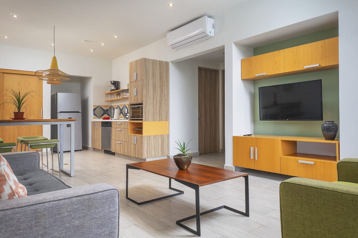 Departamento Deluxe | Área de sala de estar | Smart TV de 55 pulgadas con canales digitales, televisión y Netflix