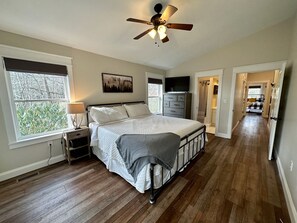 3 soverom, skrivebord, strykejern/-brett og reiseseng for barn