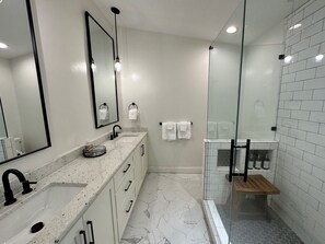 Douche, sèche-cheveux, serviettes fournies, savon