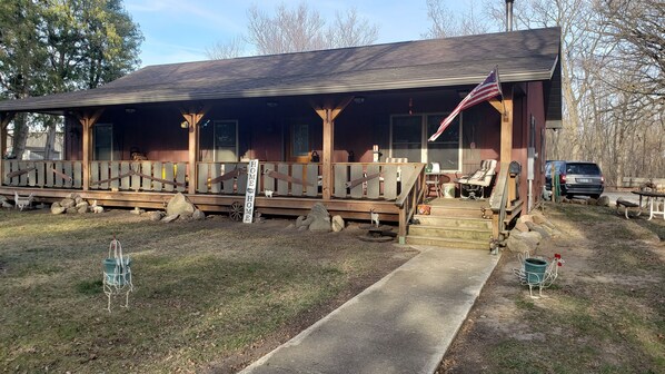 Exterior - Spacious Cabin with Open Floor Plan located Right in Town! (Clear Lake)