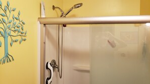 Een douche, een haardroger, handdoeken, zeep