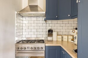 Fridge, microwave, oven, stovetop - Olympia's Torch – 1 Bedroom in Kensington (London)