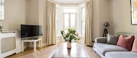 テレビ、書庫、書斎 / ワークスペース