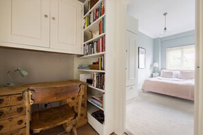 1 bedroom, iron/ironing board, WiFi, bed sheets - Olympia's Torch – 1 Bedroom in Kensington (London)