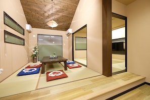 2 bedrooms, down duvets, free WiFi, bed sheets