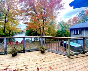 Property grounds - Beautiful Waterfront Cottage w/ Swim Spa Hot Tub, Sleeps 19 (Seguin)