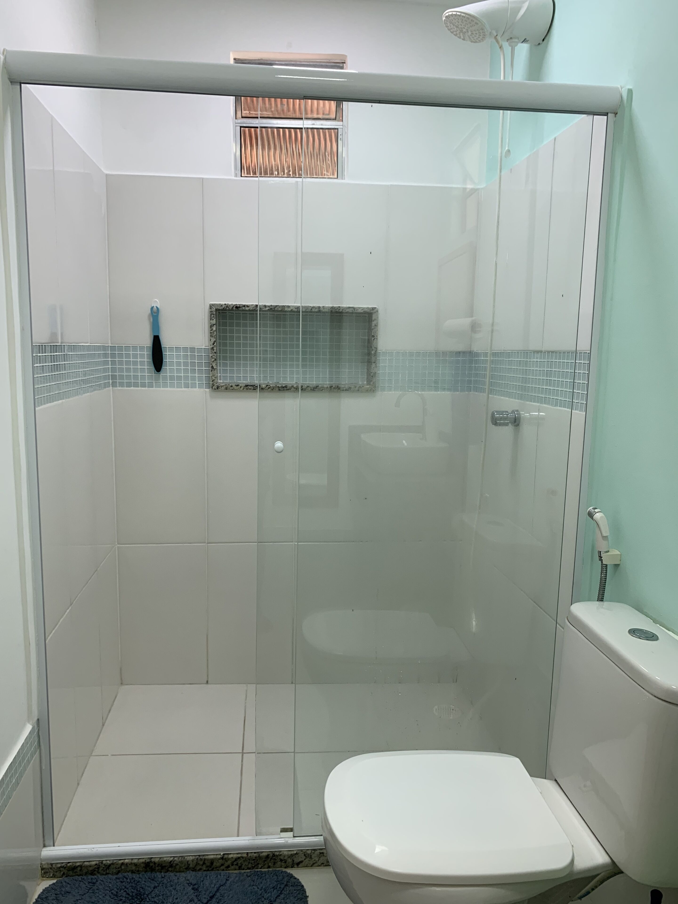 Un espacio de ducha pequeño y cerrado con un inodoro y un lavabo.