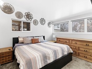 3 bedrooms, iron/ironing board, free WiFi, bed sheets