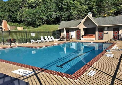 Mountain Retreat • Tub • Trails • Golf • Arcade • Firepit