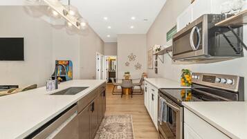 Refrigerador, microondas, horno, placa de cocina