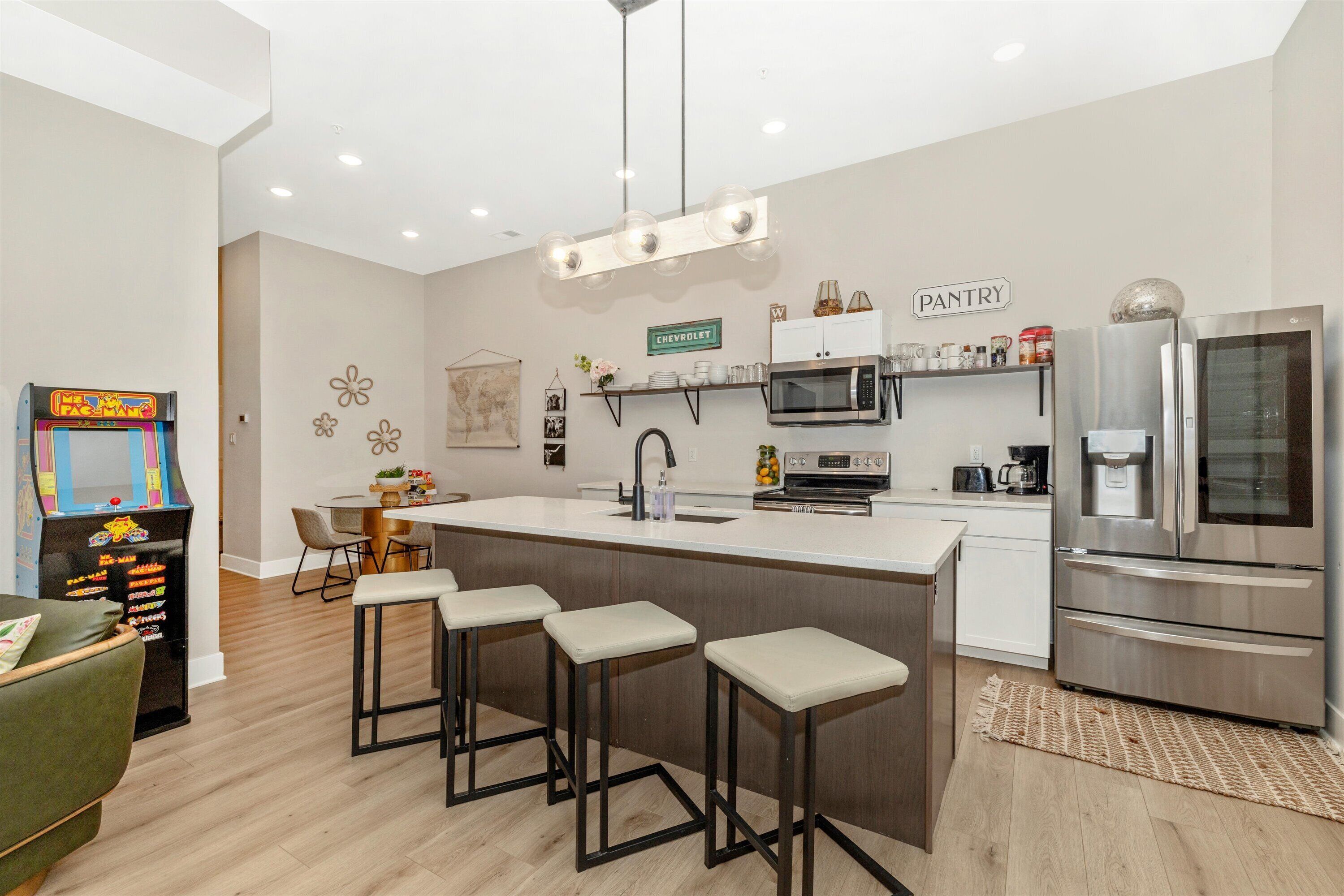 冰箱、微波炉、烤箱、炉灶