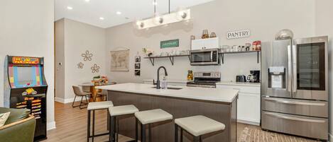 Réfrigérateur, micro-ondes, four, plaque de cuisson