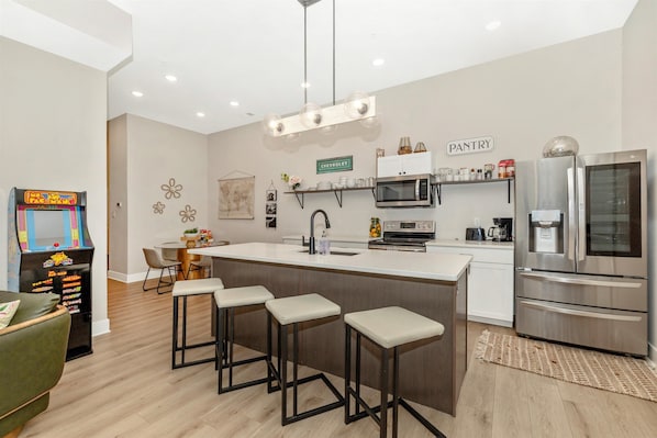 Frigorifero, microonde, forno, piano cottura