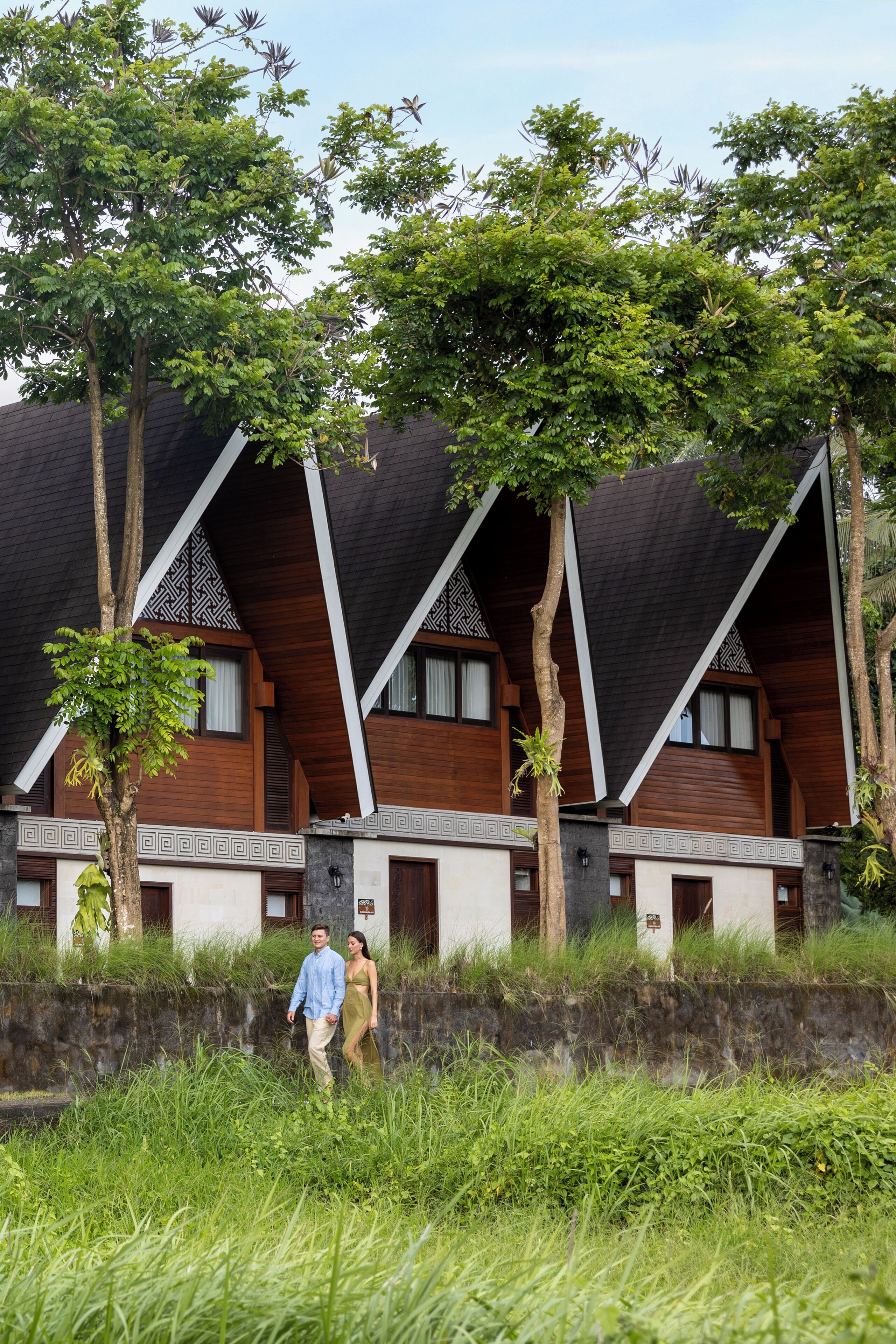 Una serie di edifici in stile tradizionale con tetti spioventi e facciate in legno, immersi nel verde.