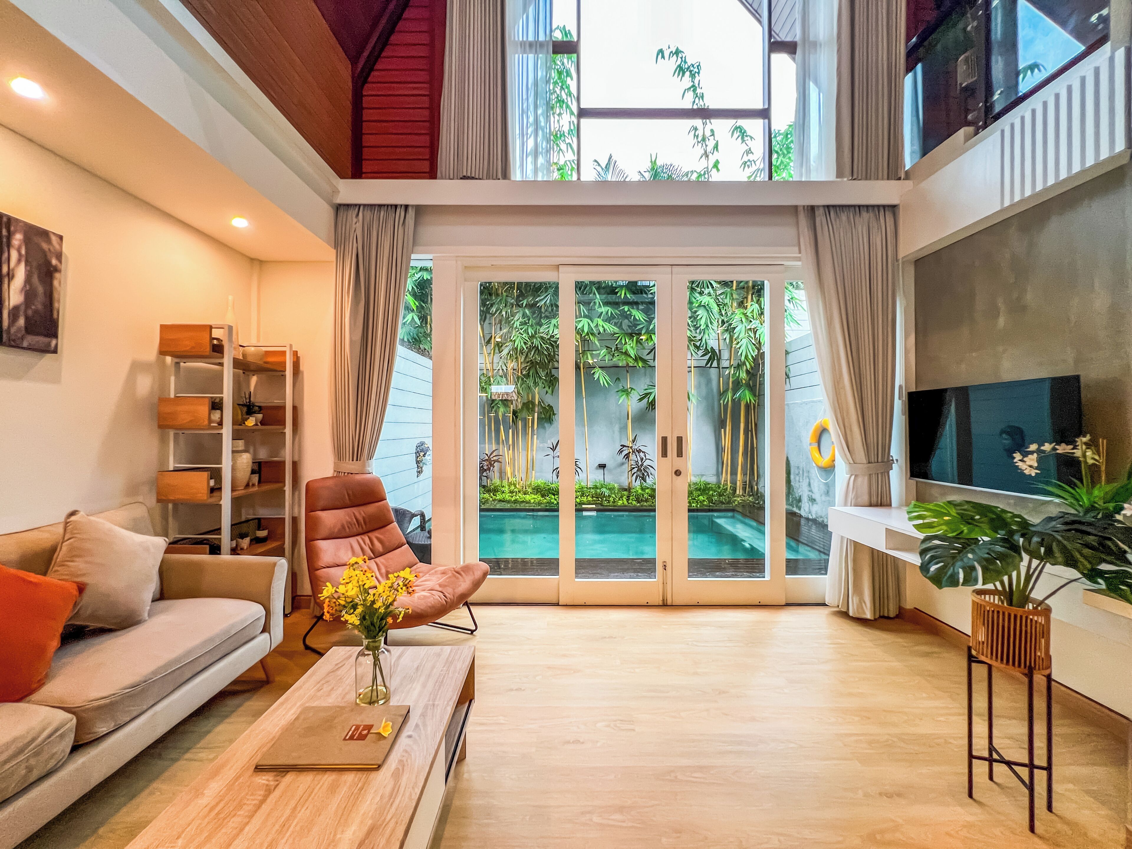 تلفزيون ذكي بحجم 32-بوصة يعرض قنوات تلفزيونية رقمية، تلفزيون