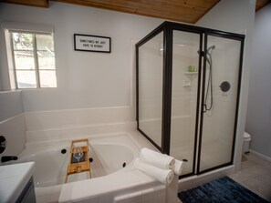 Dusche, Whirlpool, Haartrockner, Handtücher