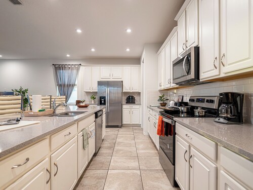 Splash & Stay! Free Kids Waterpark/9BR Villa 7 Miles to Disney/Sleeps 18!