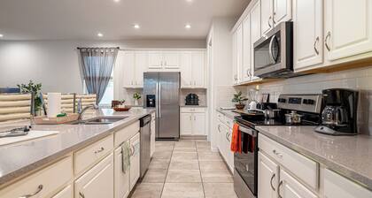 Splash & Stay! Free Kids Waterpark/9BR Villa 7 Miles to Disney/Sleeps 18!