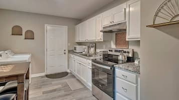 Een koelkast, een magnetron, een oven, een kookplaat